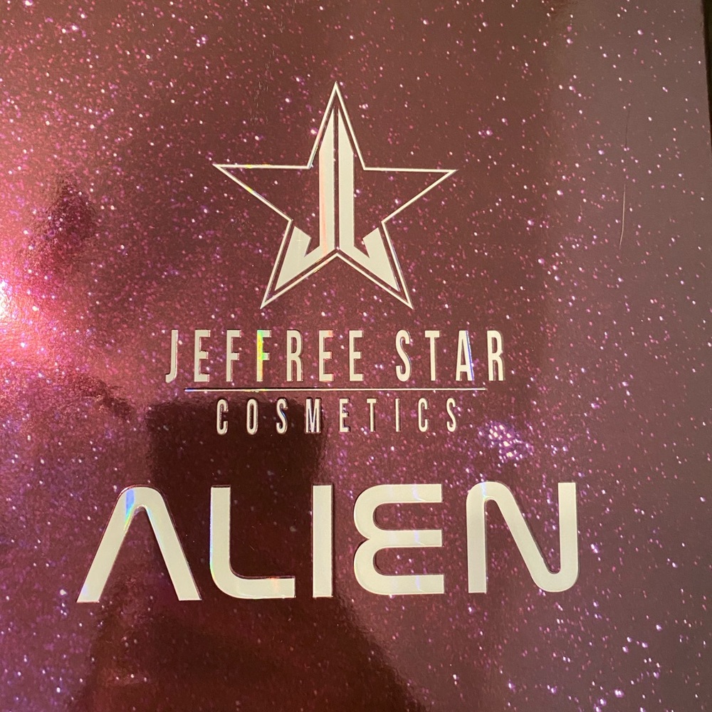 BNIB Jeffree star alien pallet.